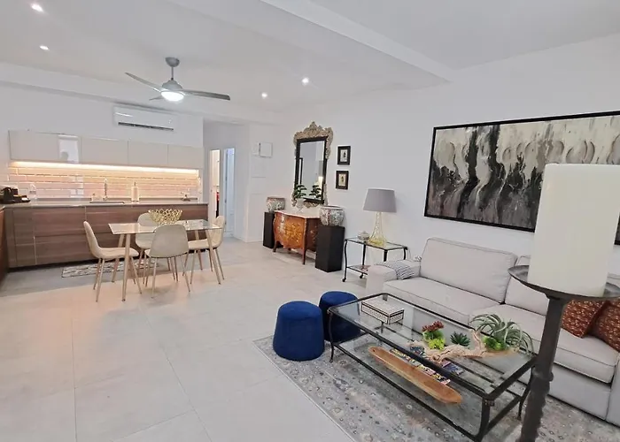 New! Renovated, Centrally Located, Private Entrance, Terrace شقة *