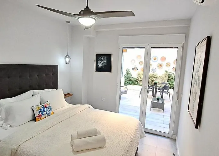 New! Renovated, Centrally Located, Private Entrance, Terrace * فالنسيا